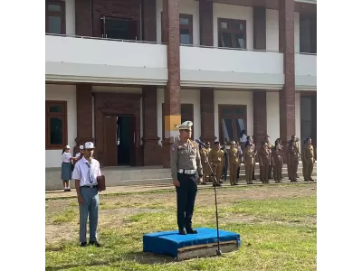 Pembina Upacara dari Polsek Mengwi